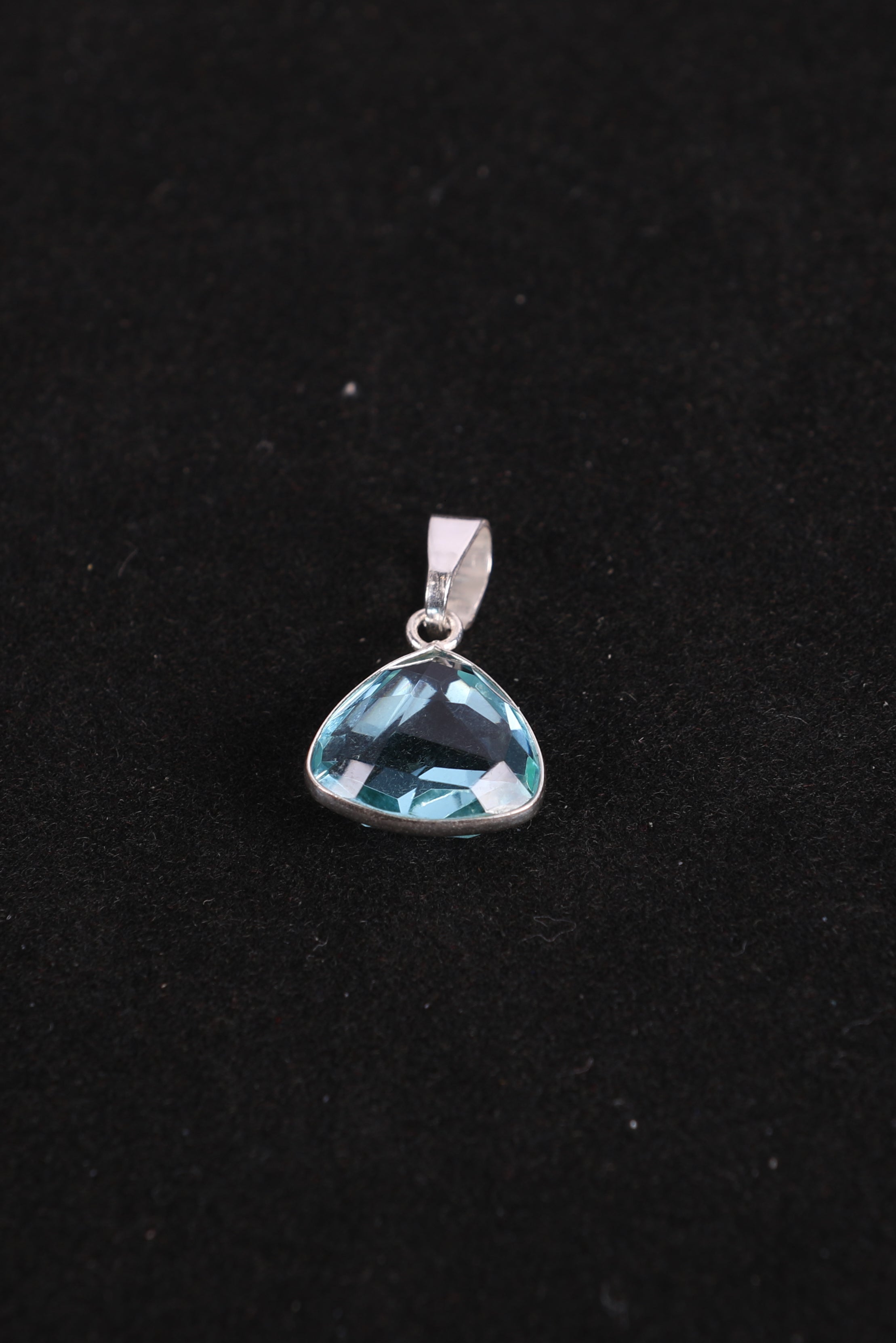 Fashionable Blue Topaz Necklace with Pendant